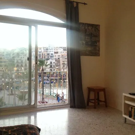 Apartamento Lovely Large Seafront Marsaskala